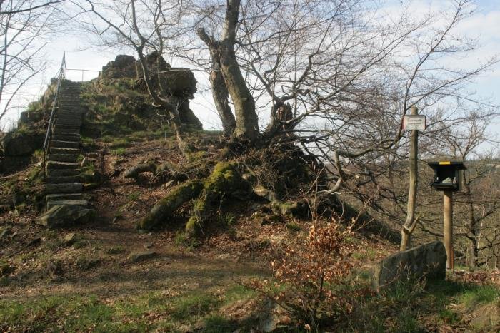 Nr. 34 - Scharfenstein. Der Scharfenstein ist ein Aussichtspunkt auf einer Felsformation oberhalb vom Zillierbachtal und dem Kalten Tal bei Wernigerode.
