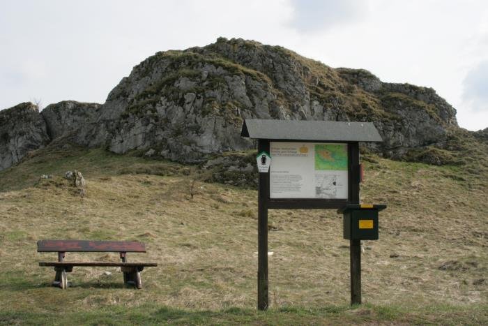 Nr. 38 - Galgenberg. Der Galgenberg ist ein markanter Kalksteinfelsen stlich von Elbingerode. Im Mittelalter dienter er als Richtplatz. Am Fu des Felsens wird Ostersonnabend eins der elbingerder Osterfeuer abgebrannt. Daher ist der Besuch der Stempelstelle an diesen Abend besonders lohnenswert.
