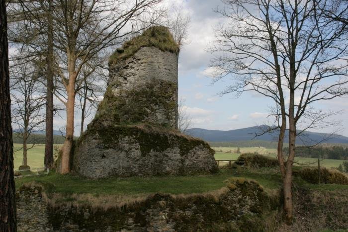 Nr. 41 - Ruine Knigsburg. Die Knigsburg ist eine Adelsburg oberhalb von Knigshtte. Sie stammt aus dem 13./14. Jh. Von der Knigsburg sind heute noch einige Reste zu sehen. Von hier hat man einen wunderbarn Blick ber Knigshtte bis zum Brockenmassiv.