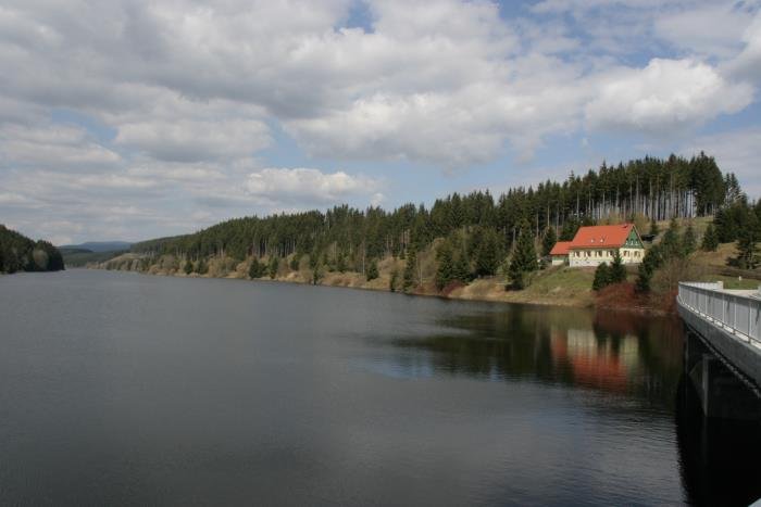 Nr. 42 - Trogfurther Brcke. Die Stempelstelle befindet sich an der Mauer der Talsperre Knigshtte. Hier befand sich bis zum Bau der Talsperre (1952-1956) die alte Trogfurther Brcke. Die Talsperre gehrt zum Rappbode-Talsperrensystem. Von hier wird ein Teil des Bode-Wassers durch einen Stollen in die Rappbodetalsperre geleitet.