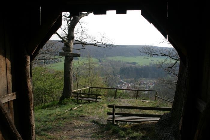 Nr. 64 - Bser Kleef. Der Bse Kleef ist ein Aussichtspunkt oberhalb von Altenbrak. Den Bsen Kleef erreicht man am besten vom Gasthaus Todtenrode. Nach einer kurzen Wanderung hat man einen schnen Blick ins Bodetal und der Gegenber liegenden Harzer Bergwiesen.