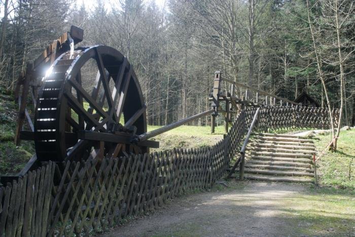 Nr. 85 - Brckeneck (geol. Lehrpfad Wernigerode). Die Stempelstelle 85 befindet sich an einer hochinteressanten Wasserkunst im Thumkuhlental. Sie ist eine Pflichtstelle zum  Harzer Steiger .
Fazit: Es ist schon beachtlich was der Geschichtsverein Wernigerode hier geschaffen hat. Die funktionsfhige Wasserkunst im Thumkuhlental ist der Hhepunkt des geologischen Lehrpfad und begeistert nicht nur Bergbaufans.
