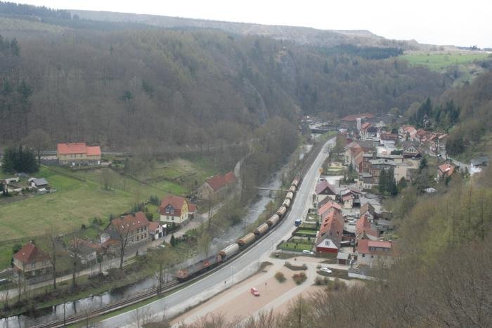 Nr. 89 - Schornsteinberg. Der Schornsteinberg trohnt oberhalb von Rbeland. Auf dem Gelnde des heutigem Freibads befand sich eine Holzverkohlung der Httenwerke Rbeland / Zorge. Der Schornstein der Holzverkohlung wurde in den Berg gemeielt. An der heutigen Stempelstelle befand sich ein 6 m hoher Abzug.
Der steile Aufstieg lohnt sich schon wegen der schnen Aussicht ber Rbeland. Besonders Eisenbahnfreunde kommen hier auf ihre Kosten, wenn die schweren Gterzge durch das Tal drhnen.
