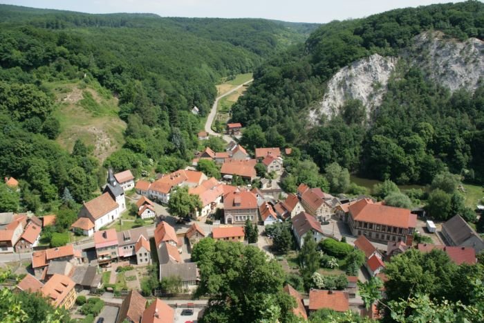 Nr.212 - An der Queste. Auf dem 290m hohen Hausberg von Questenberg steht die Queste, ein altes germanisches Sonnenwendsymbol. Warscheinlich ist es eine art Irminsul. Von der Queste hat man einen schnen Blick auf den kleinen Ort.