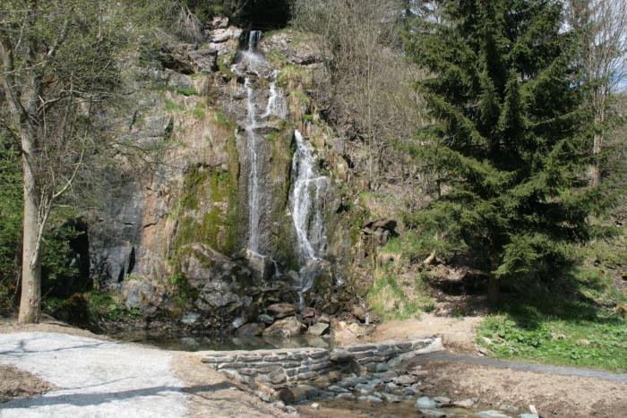 Nr.40 - Knigshtter Wasserfall. Im Ortsteil Rothehtte, an der Bahnbrcke der Rbelandbahn ber die B 27 befindet sich ein schne Rastplatz mit dem 20m hohen Wasserfall. Durch die langanhaltene Trockenheit ist er zur Zeit ein wenig schwach auf der Brust.