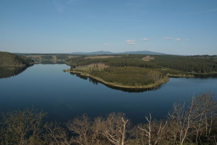 Nr.54 - Rotestein. Der Aussichtspunkt Rotestein befindet sich an der B 81, in der Nhe der Khlerei Stemberghaus. Von hier hat man eine phantastische Aussicht auf die Rappbodetalsperre bis hin zum Brockenmassiv. Es ist eine der schnsten Stempelstellen im Rahmen der Harzer Wandernadel.