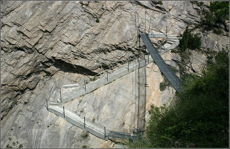 Nur für Schwindelfreie - 

Vom Lötschberg-Südrampe-Höhenweg aus machten wir einen Abstecher zu zur Jolibachschlucht mit der Hängebrücke und einem interessanten Weg in und durch die Schlucht. 

19.05.2008 (M)