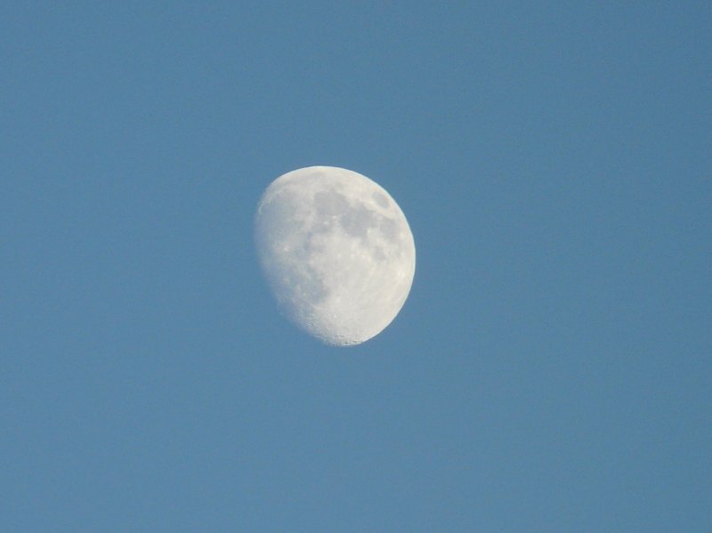 Nur noch 4 Tage bis Vollmond. Der zunehmende Mond am 20.12.07 aufgenommen am Bahnhof Luxemburg.