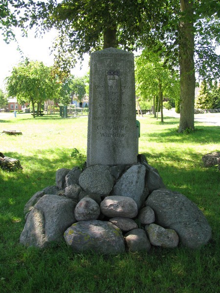 NWM, Kriegsopfer-Gedenkstein (Vorderseite) in der Ortschaft Warnow, Sommer 2009 