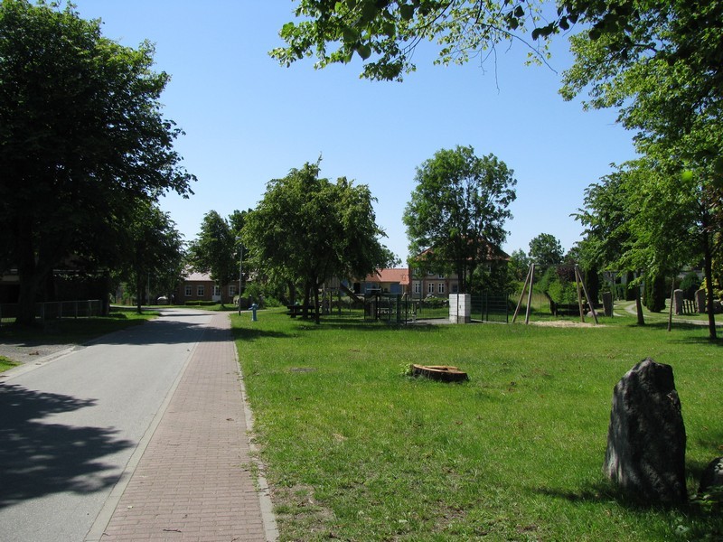 NWM, netter Dorfplatz in der Ortschaft Warnow, am Santower See gelegen, Sommer 2009 