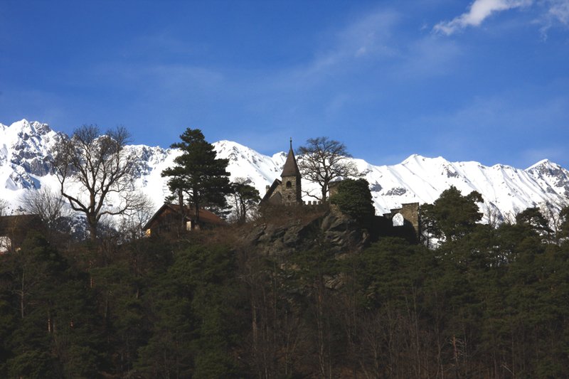 Oberhalb der Brennerstrae, auf einem Felsplateau bei Innsbruck, befindet sich dieses Kirchlein, welches leider nicht namentlich in den Landkarten vermekt ist. (18.03.2009)