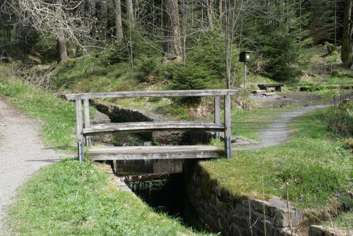 Oberharzer Wasserregal - Das grte Bauwerk ist der Dammgraben. ber eine Lnge von 25 km fhrt er das Wasser von den niederschlagreichen Gebieten um das Torfhaus in die Grubenreviere von Clausthal. Dabei berquert er mit dem 16m hohen und 940m langen Sperberhaier Dammaqudukt das Ssetal. 500 Bergleute errichteten ihn zwischen 1731 und 1734.