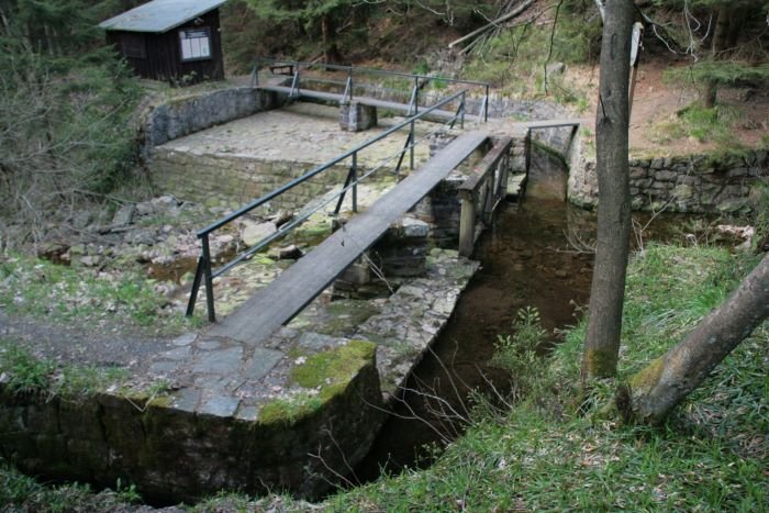 Oberharzer Wasserregal - Das Groe Wehr an der Morgenbrodtshtte. Hier wurde das Wasser der Sse abgezweigt. ber den zwischen 1715-1718 gebauten Morgenbrodtstaler Graben wurde das Wasser nach Claustal gefhrt. Spter fhrte es in den Dammgraben.