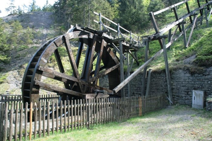 Oberharzer Wasserregal - Im Zeitraum vom 16.-19. Jh. erlebte der Harzer Bergbau seine Bltezeit. Die Bergstdte bekamen ihre  Bergfreiheit  oder wurden gegrndet und viele bahnbrechende Erfindungen kamen von hier. So die Wasserpumpe,  die Eisenbahnschiene, das Drahtseil oder der patronierte Sprengstoff. Als Motoren fr fast alle zu verrichtenden Arbeiten wurden Kunst- und Kehrrder genutzt. Auch die Erfindung der Dampfmaschine nderte das nicht. Erst die Einfhrung von Elektromotoren im 20. Jh. lste die Wasserrder ab. Als Antriebskraft wurden Unmengen von Wasser bentigt, was in den trockenen Monaten zur Neige ging. Im Bild: Wasserkunst am Maaener Gaipel bei Lautental.