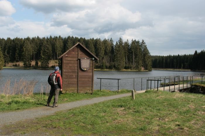 Oberharzer Wasserregal - Um fr die trockenen Jahreszeiten unendliche Wasserreserven zu haben, wurden ber 500 Kunstteiche gebaut. Der grte ist der Oderteich. Er gilt als die erste deutsche Talsperre. Hier im Bild: Brenbrucher Teich bei Clausthal-Zellerfeld.