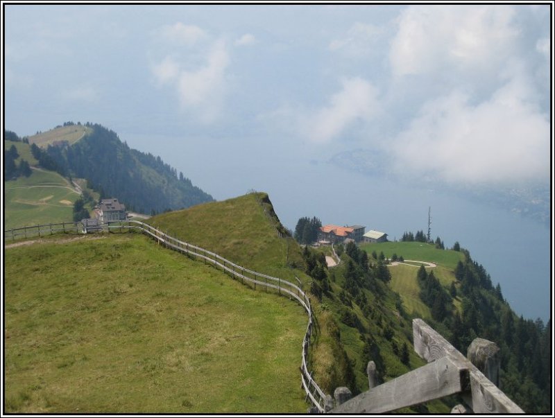 Obwohl sich die massive Wolkenbank von der Rigi-Kulm verzogen hatte blieb es noch etwas diesig, was den Fernblick nicht so gut tat. Im Bild ist schwach der Vierwaldsttter See zu sehen. (20.07.2007)