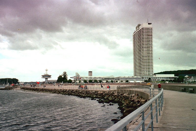 Ostsee bei Travemnde. Dunkle Wolken vermiesen den Badespa. Sommer 2003