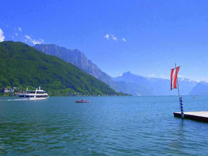 Panoramablick ber den Traunsee mit Grnberg (links) und Traunstein (Mitte) ab der Seepromenade Gmunden am 17.05.2009