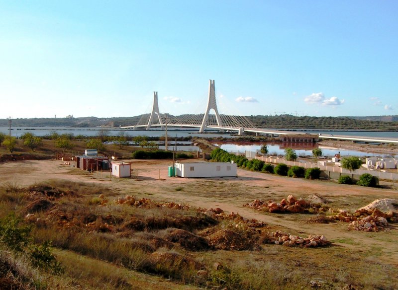 PARCHAL, 18.10.2005, Blick auf die EN-125 mit der Arade-Brücke