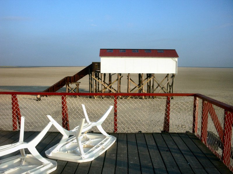 Pfahlbauten am Strand von St. Peter-Ording, flutgeschtzt - Sommer 2004