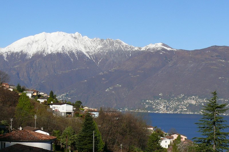 Piazoggna - Blick ber den Lago Maggiore nach Porto Ronco und Ronco. Der Schneebedeckte 2188m hohe Gridone ist der Grenzberg zwischen Schweiz und Italien - am 07.04.2008