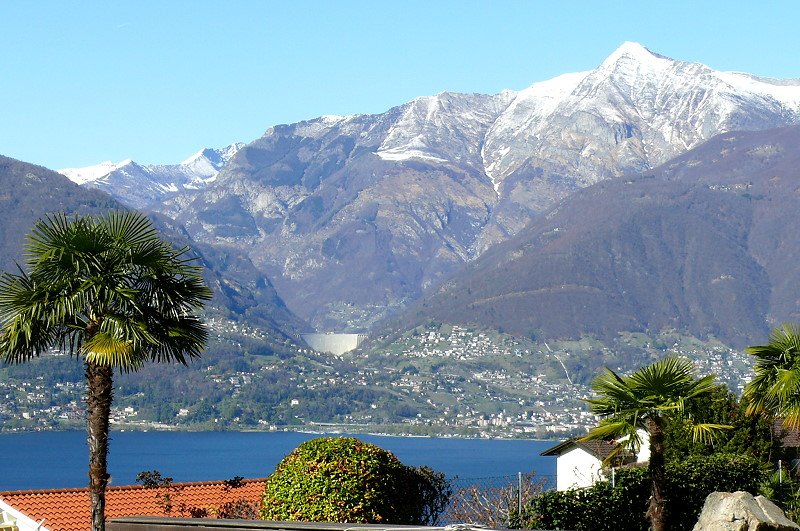 Piazoggna - Blick ber den Lago Maggiore Richtung Verzascatal mit 220m hoher Mauer des Vogorno-Stausees am 07.04.2008 