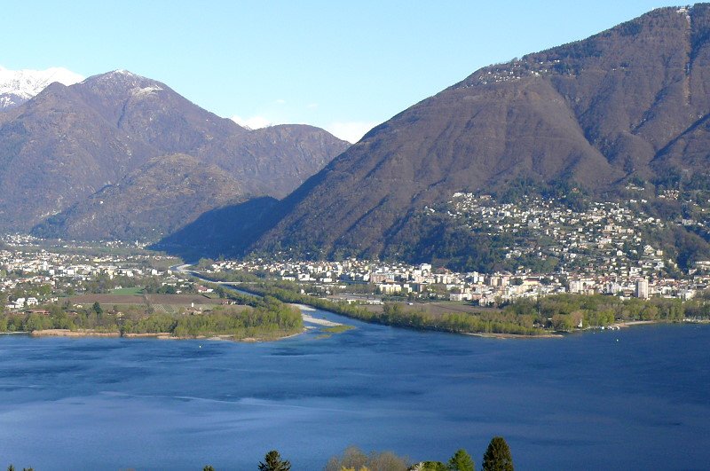 Piazoggna - Blicke ber den Lago Maggiore auf das riesige Schwemmlanddelta der Maggia. Ganz links sind die letzten Gebude von Ascona sichtbar, am rechten Ufer der Maggia liegt Losone, am linken Ufer der Maggia beginnt der Ort Locarno. Foto vom 07.04.2008