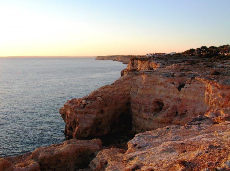 PRAIA DO CARVOEIRO, 28.01.2005, Sonnenuntergang bei Algar Seco