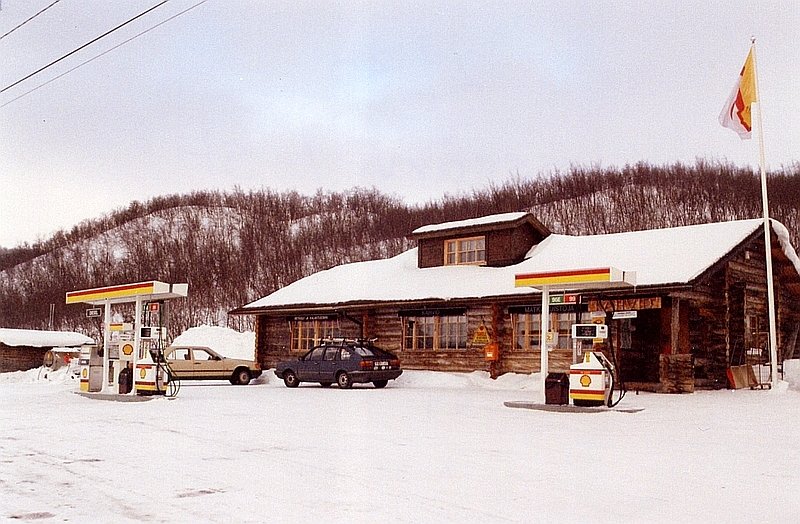 Raststtte, Tankstelle und Minisupermarkt im finnischen Grenzort Kilpisjrvi, von hier sind es bis zum nchsten finnischen Ort etwa 150 km, der nchste Norwegische ist etwas nher, ca. 45 km, Mrz 1994