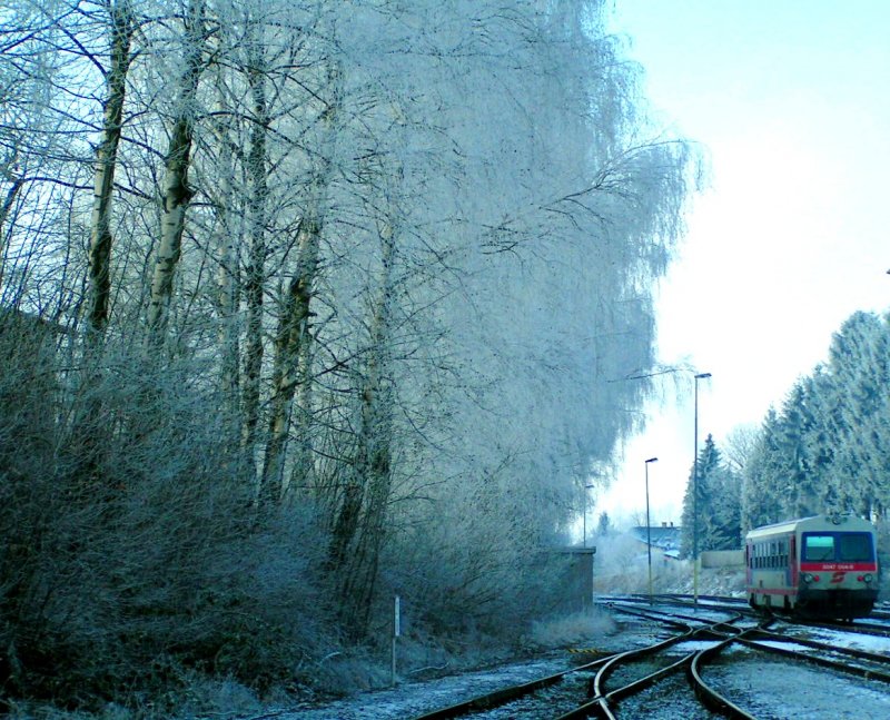 Rauhreifgeschmckte Bume weisen einem Triebwagen der BR5047 den Weg aus dem Bhf. RIED i.I.; 071223