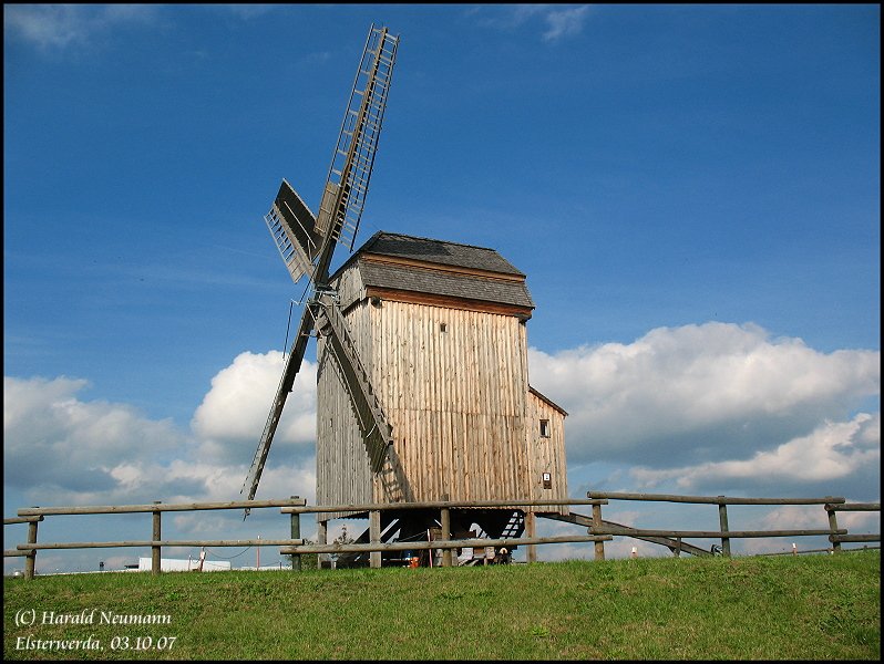 Restaurierte und in den Miniaturenpark umgesetzte Bockwindmhle in Elsterwerda. Frher stand diese in Doberlug-Kirchhain spter in Elsterwerda Nhe Bahnhof. Heute ist sie der  Leuchtturm  im Miniaturenpark des Elbe-Elster-Kreises in Elsterwerda, 03.10.07.