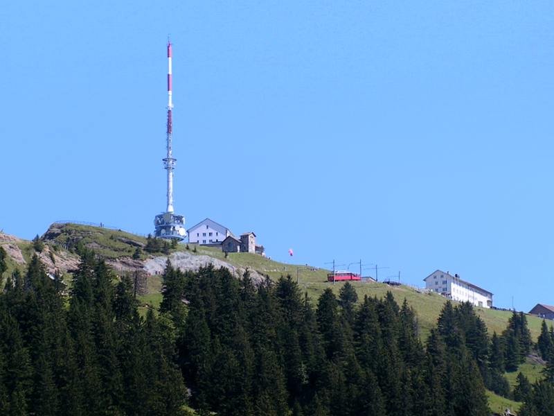 Rigi Kulm fotografiert aus der Bahn in der Nhe von Rigi Klsterli am 04.08.07.