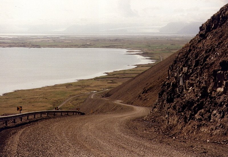 Ringstrasse ca. 65 km westlich von Hfn an der Sdkste, im Juni 1997 war der grte Teil der Ringstrasse noch nicht asphaltiert sondern sah so aus, heute ist es der grte Teil. Die Ringstrae ist auch krzer geworden, 1996 waren es knapp 1500 km, heute sind es durch Abkrzungen, neue Brcken und Tunnel noch 1336 km