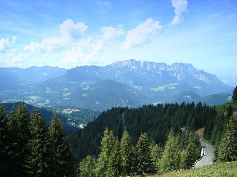 Rofeld-Hhenstrae von der Ahornkaser aus fotografiert mit Blick zum Untersberg im Hintergrund. 8/08