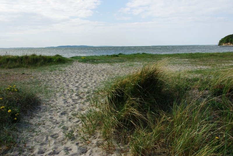 Rgen - Blick von Lietzow aus den Groen Jasmunder Bodden an einem strmischen Frhlingstag.