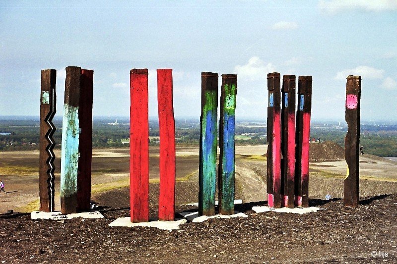 Ruhrgebiet - Kulturgebiet. Auf der Halde Haniel in Bottrop wird aus alten Eisenbahnschwellen Kunst (29. September 2002).