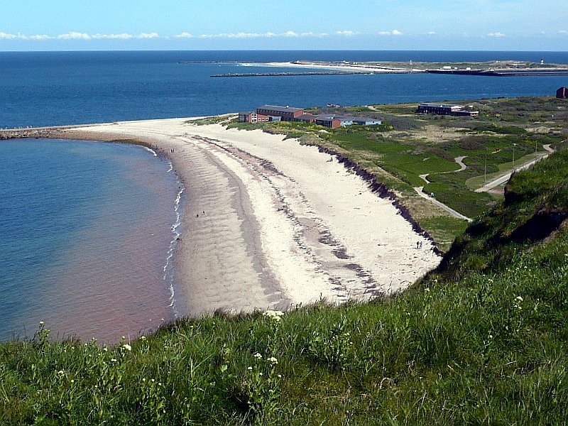 Sandstrand an der Nordkste von Helgoland, in der Mitte die Jugendherberge, im Hintergrund die Insel  Dne , sie war bis 1723 mit Helgoland verbunden, aufgenommen am 16.05.2008.