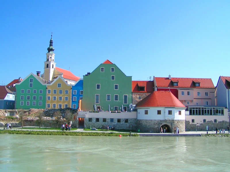 Schrding am Inn; Blick auf Innpromenade mit Wassertor u. Pfarrkirche St. Georg; 070916