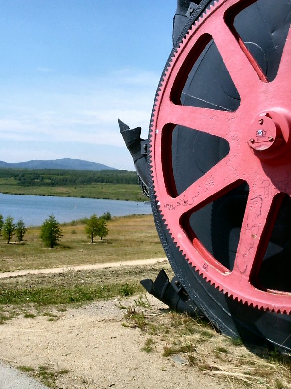 Schaufelrad am Olbersdorfer See zur Erinnerung an den ehemaligen tagebau, hier im Sommer 2004