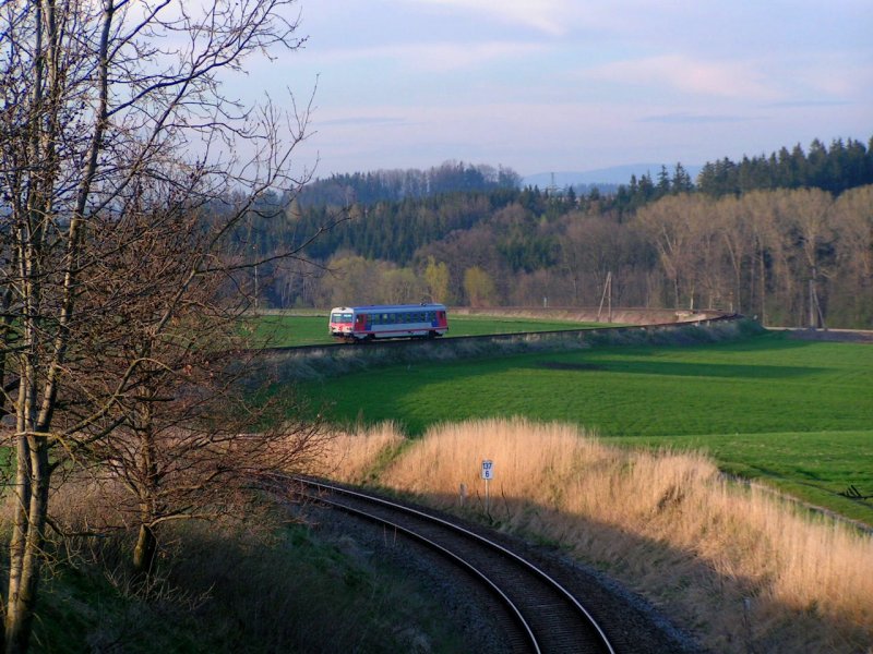 Schlangenlinienfrmig windet sich die  Hausruck-Strecke  dem besagten Waldgebirgsrcken entgegen.080411