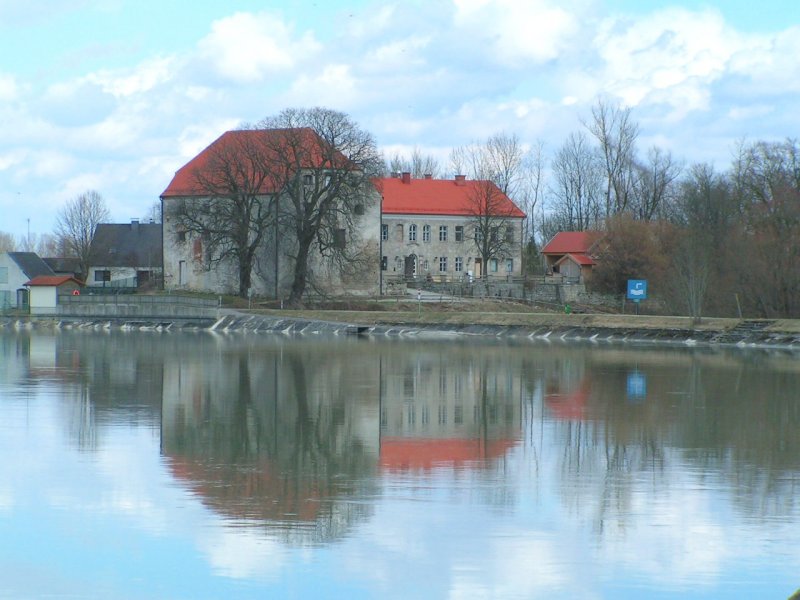 Schloss Frauenstein, spiegelt sich im Inn (Grenze zu Bayern) am 3.April 2006