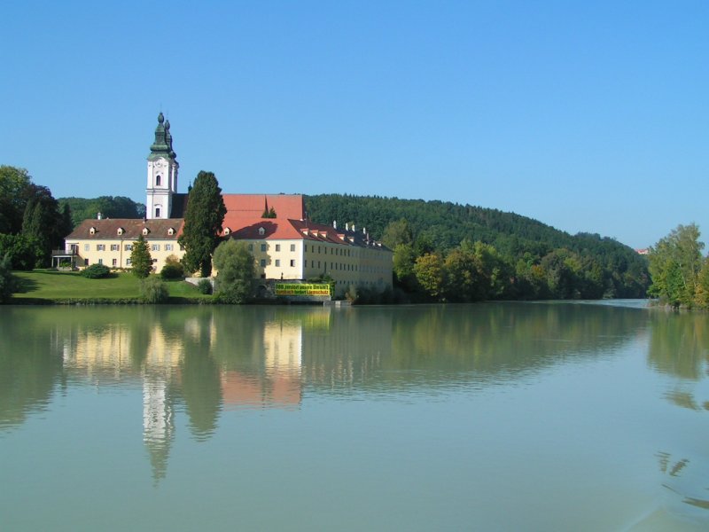 Schloss Vornbach am Inn: 


Die ehemalige Benediktinerabtei war mehr als 800 Jahre lang ein blhendes Kloster, das durch die Kirchenmusik Bedeutung erlangte.
Mitte des 12. Jahrhunderts bis Ende des Mittelalters bestand im Kloster eine ruhmreiche Schreibschule. 
