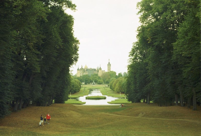 Schwerin,
Blick ber den Schlopark auf das 150 Jahre alte Schlo