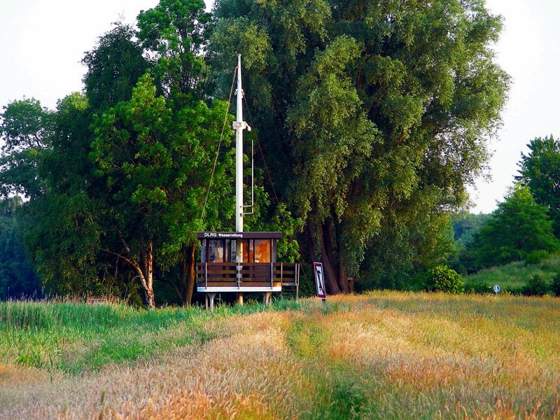 sehr sinnig, eine DLRG-Wasserrettungsstation mitten auf einer Wiese ohne Wasser in Bremervrde