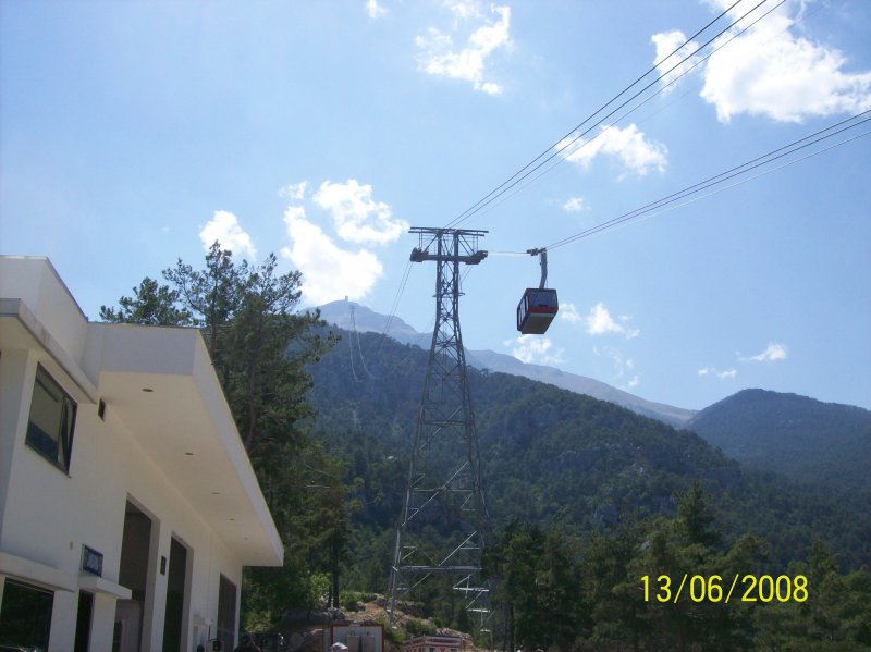 Seilbahn zum Tahtali (2365m) in der Nhe von Kemer.
Er ist der hchste Berg auf der Welt,der so dicht am Meer liegt.
Schne Aussicht garantiert.