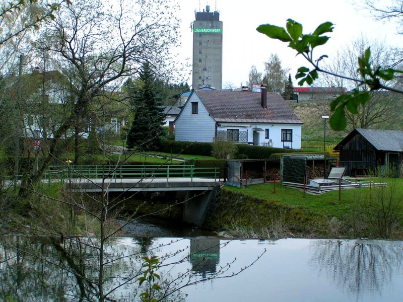 Seinen  Kopf  spiegelt der 350mtr. entfernte, und 45Meter hohe Lagersilo im aufgestautem Bachbett der Oberach; 080413