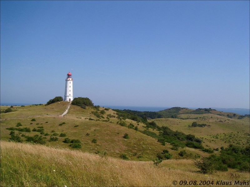 Seit ber 100 Jahren ist der 28 Meter hohe Hiddenseer Leuchtturm im Hochland von Kloster das Wahrzeichen der Insel. Er wurde in den Jahren 1887/1888 auf einem 72 Meter ber dem Meer ansteigenden Dornbuschhgel errichtet und ist seit 1888 in Betrieb.  