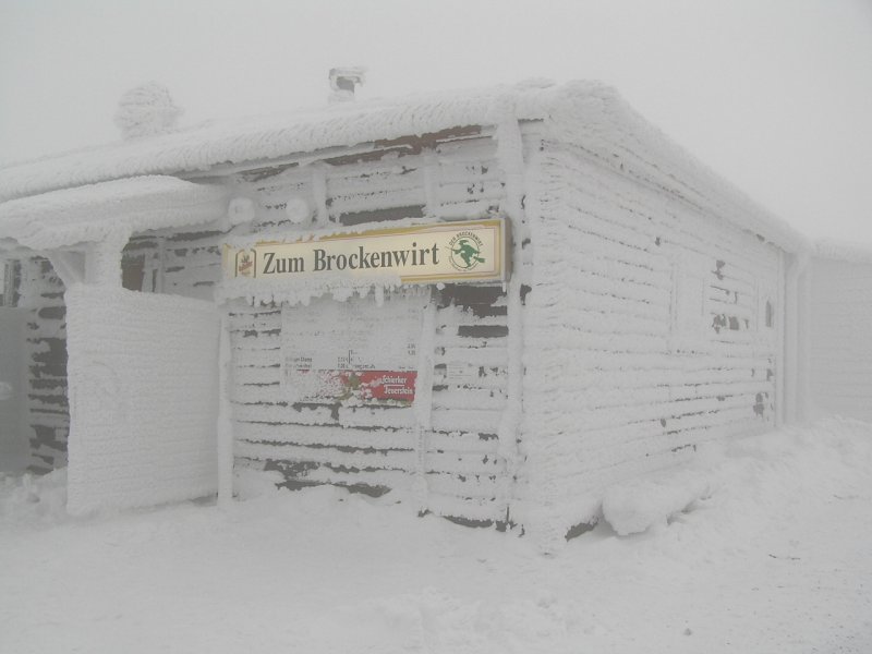 Sieht nicht nur kalt aus, -7 und eisiger Wind sind auch sehr kalt. Das Foto zeigt die Gaststtte  Zum Brockenwirt . Auer dem Brockenmuseum und dem Hotel wohl der einzig warme Ort an dem Tag. Aufgenommen habe ich das Foto auf dem Brocken am 30.11.2005