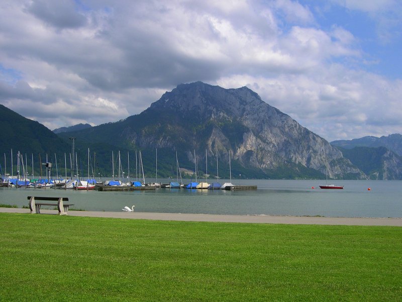 Slzkammergut 2009 - Blick von der Seepromenade Altmnster am Traunsee ber den See hin zum Traunstein (1.691m). 18.05.2009