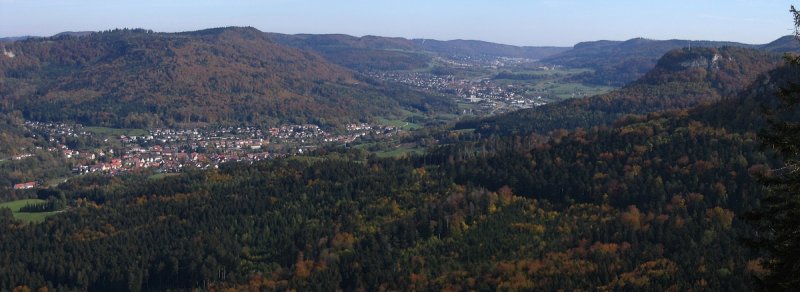 So sieht das Eyachtal aus, wenn man auf dem Hrnle steht. Der Blick schweift von Laufen (links) ber Lautlingen nach Ebingen.
Datum: 22. Oktober 2006. Panorama aus drei Bildern